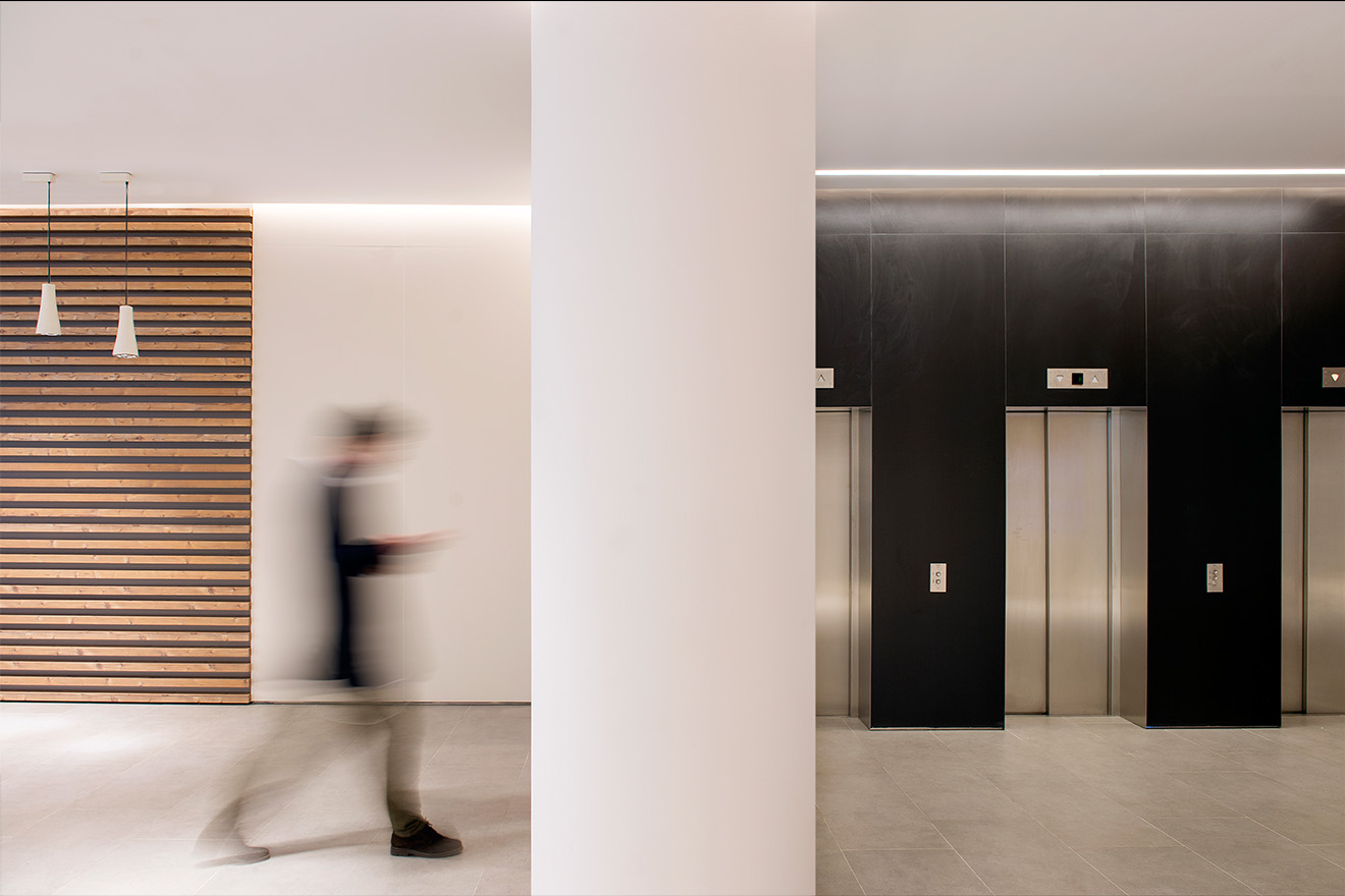 <p>En el barrio de Les Corts, próximo a la Avenida Diagonal, se levanta el edificio de <a href="https://www.inmocolonial.com/nuestros-edificios/barcelona/berlin-numancia" target="_blank">Berlín- Numancia</a>, un inmueble de corte moderno con un luminoso atrio sobre el que se estructuran siete plantas.</p> <p>Con el objetivo de mejorar la luminosidad y accesibilidad se ha diseñado una total rehabilitación de los dos lobbys (acceso Berlín y acceso Numancia) de la que destaca su redecoración, así como los bañ