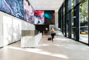 El renovado lobby en el emblemático DAU de Barcelona, acoge una instalación - homenaje a la lucha contra el cambio climático