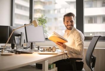 Nuevos hábitos en tu vuelta a la oficina: aprende a sentarte correctamente