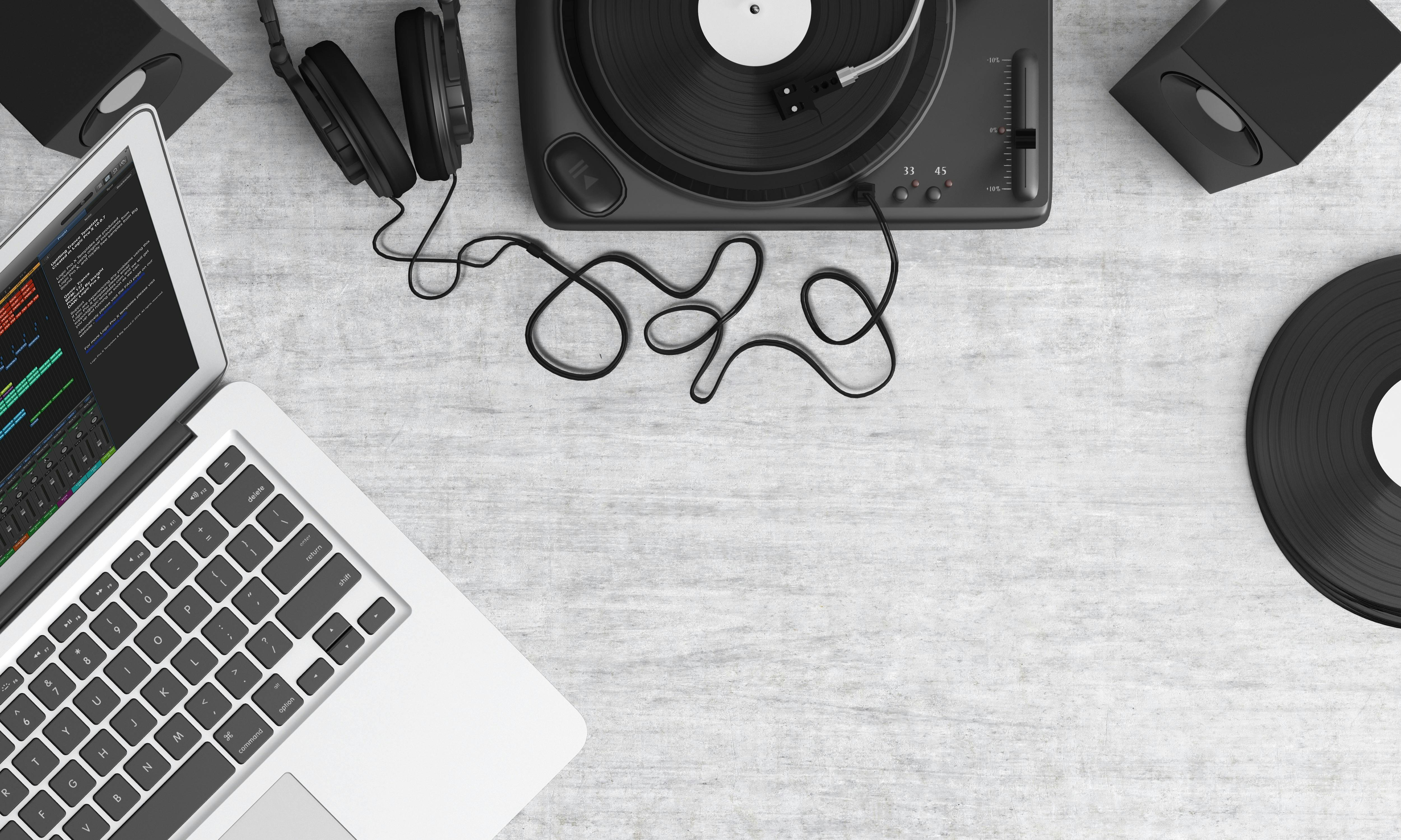 Música en el espacio de trabajo: beneficios y obstáculos