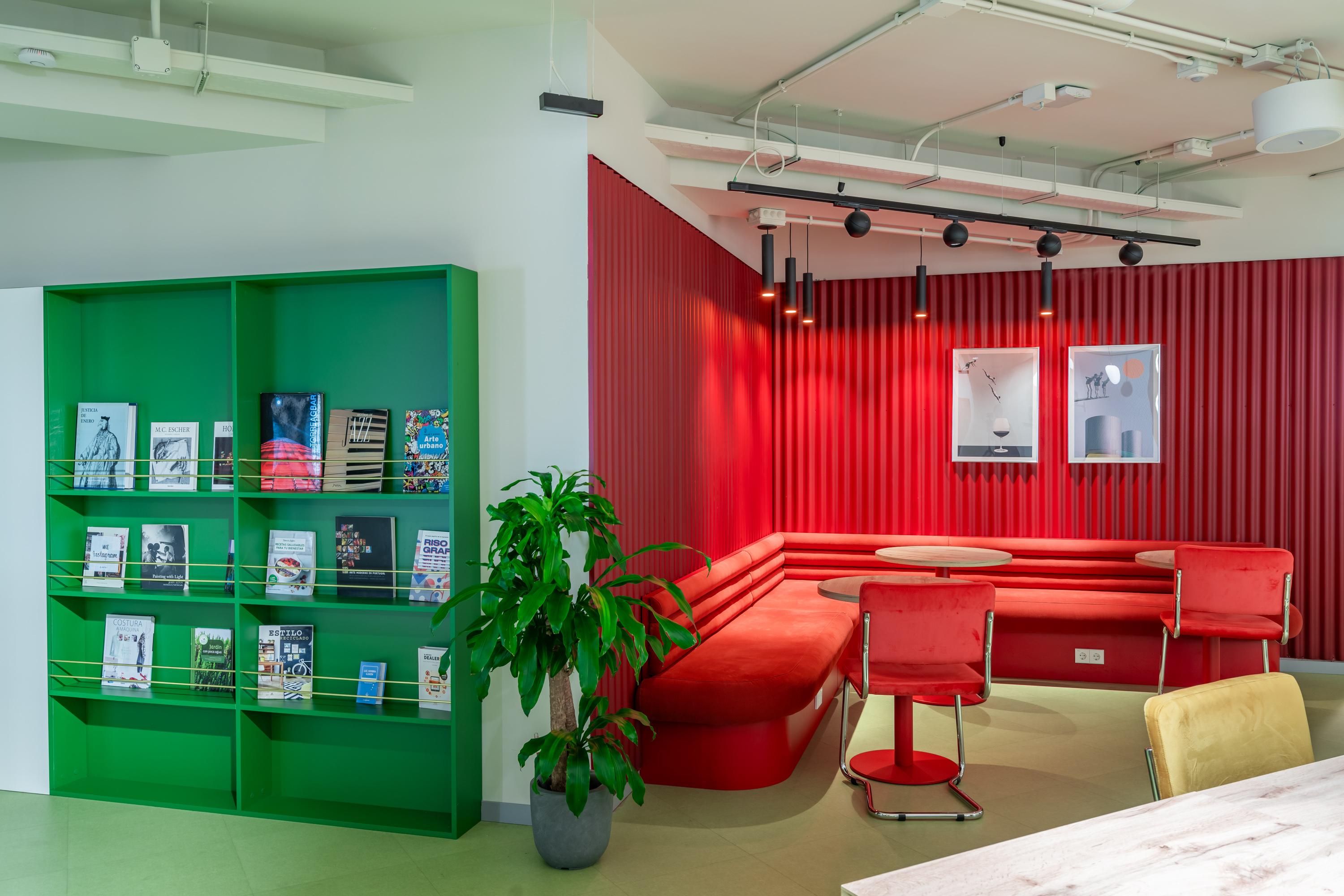 Analysis of the benefits of colorful offices versus minimalist offices